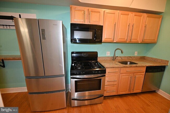 Foto del edificio - 550 Hobart Pl NW