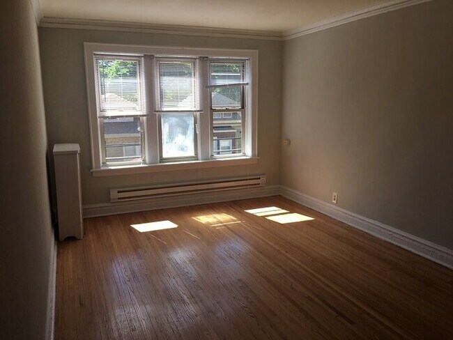 Building Photo - 2436 W Rosemont Ave