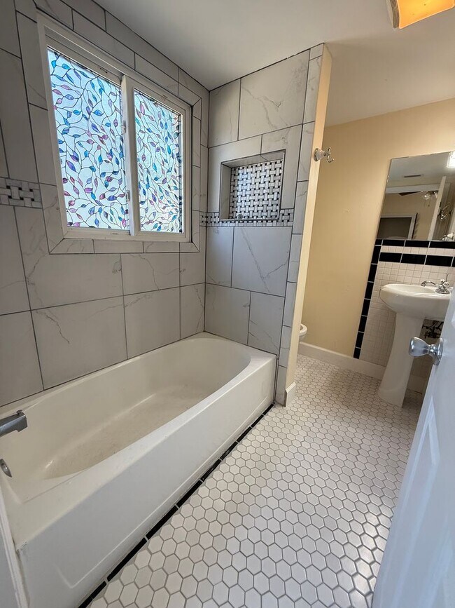 Building Photo - 3/2 Cottage Available! No deposit if quali...