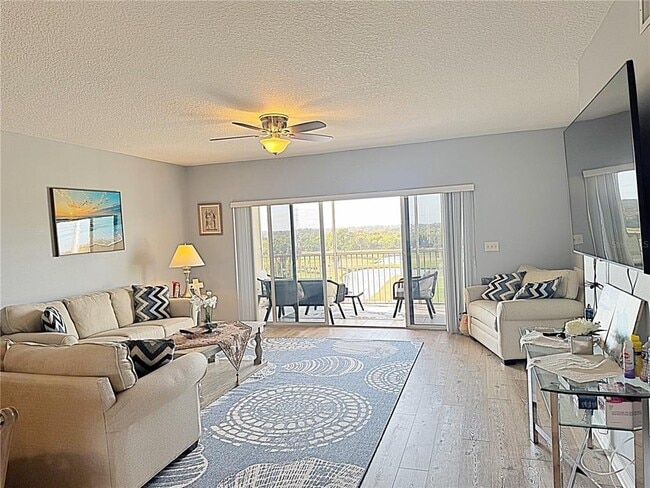 Building Photo - 1200 Country Club Dr