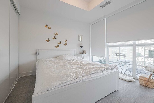 Photo du bâtiment - 1 bedroom plus den. 1 Bath. Parking! Inter...