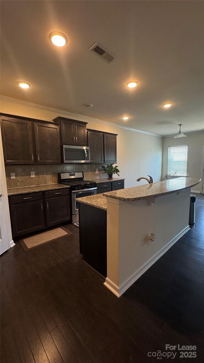 Foto del edificio - 493 Twelve Oaks Ln