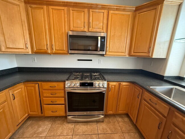 Building Photo - LOCATION LOCATION!! 4BR/3BA Townhome in De...
