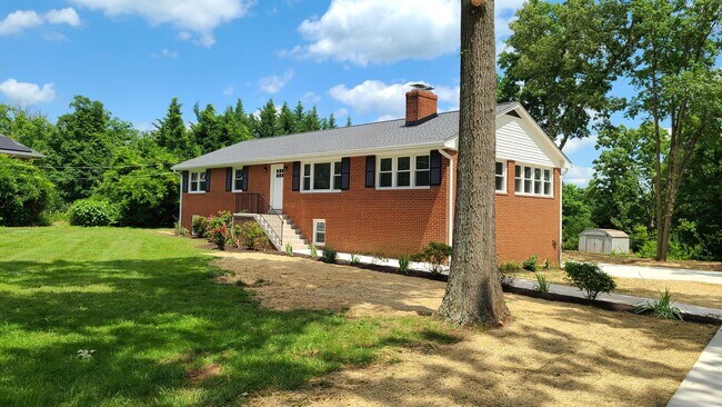 Building Photo - 7 Cedar Dr