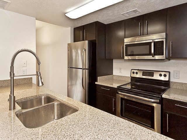 Foto del edificio - 5909 Birchbrook Dr