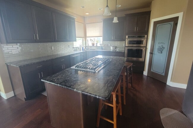 Building Photo - Richland Home with Stunning Views, Comfort...