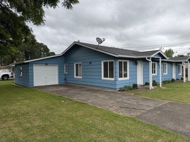 Foto del edificio - Updated two-bedroom one bathroom duplex with a fenced yard!