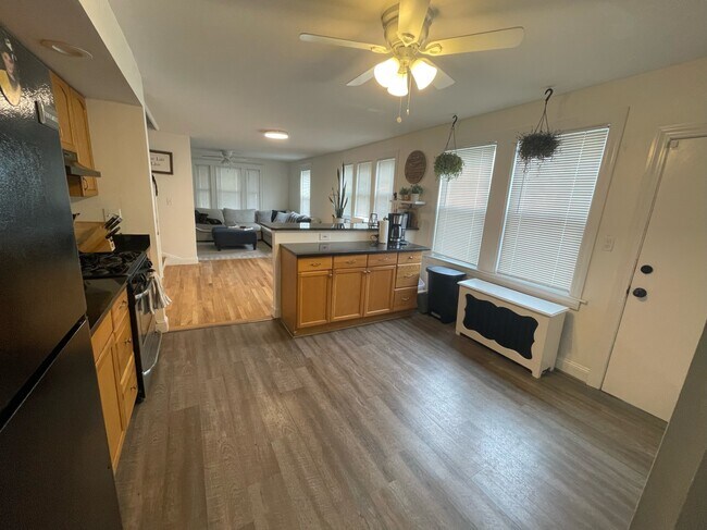 Building Photo - 28 Grossman St