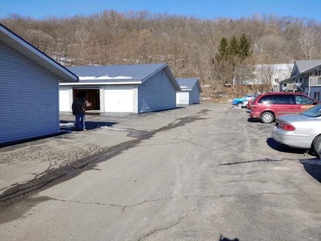 Building Photo - 803 Roundhouse Addition