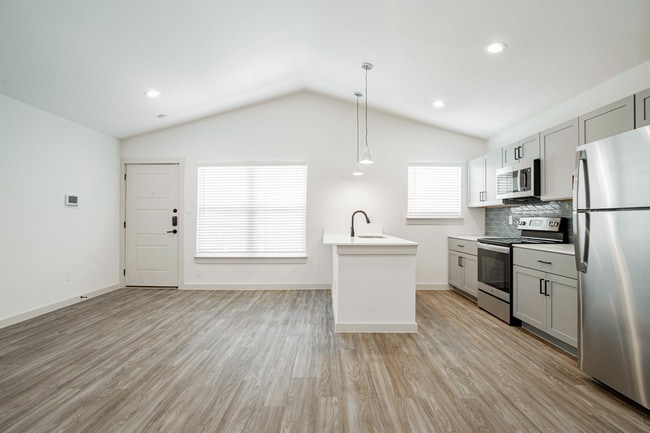 Building Photo - Parkside Green at Bishop Ridge