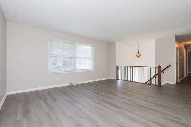 Building Photo - 686 Cloverdale Ave