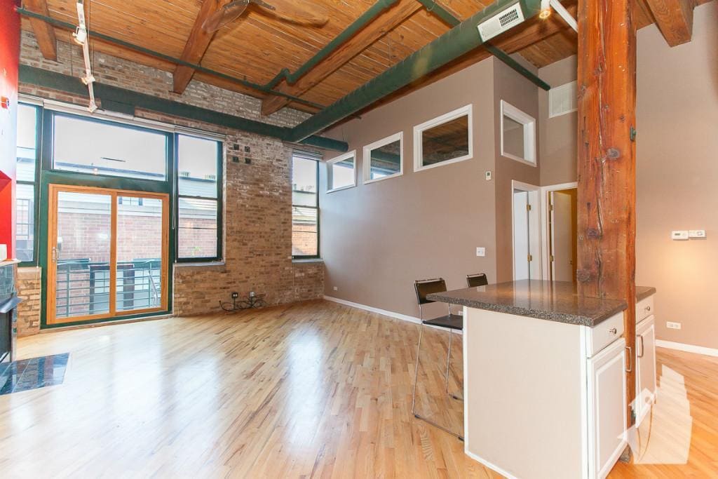 Primary Photo - 2222 W Diversey Ave