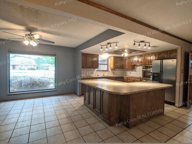 Foto del edificio - Open Plan, Hardwood Floors in Colonial Park