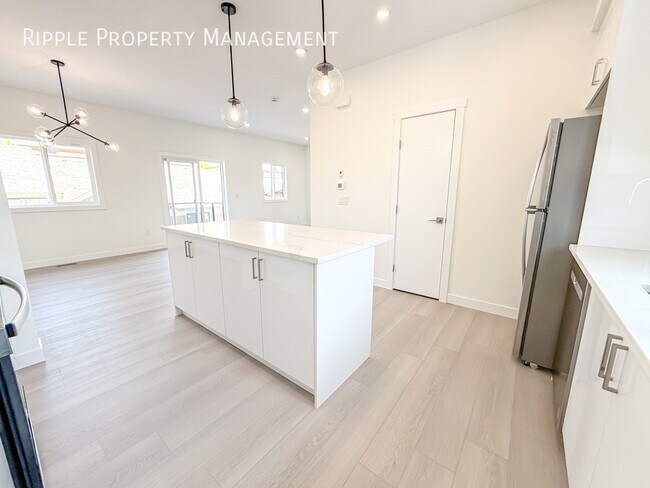 Photo du bâtiment - Modern 4 Beds, 3.5 Baths TownHouse | Avail...