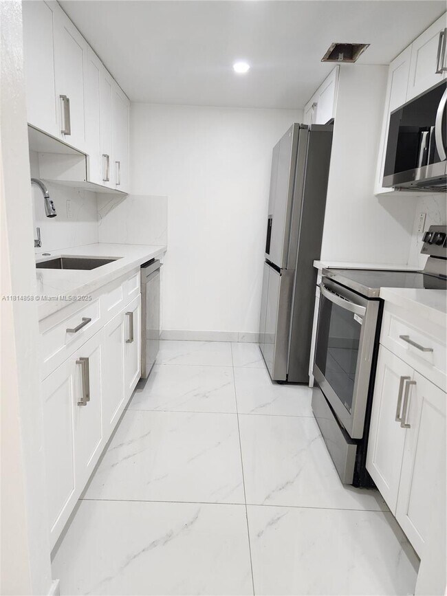 Foto del edificio - 7101 Miami Lakes Dr