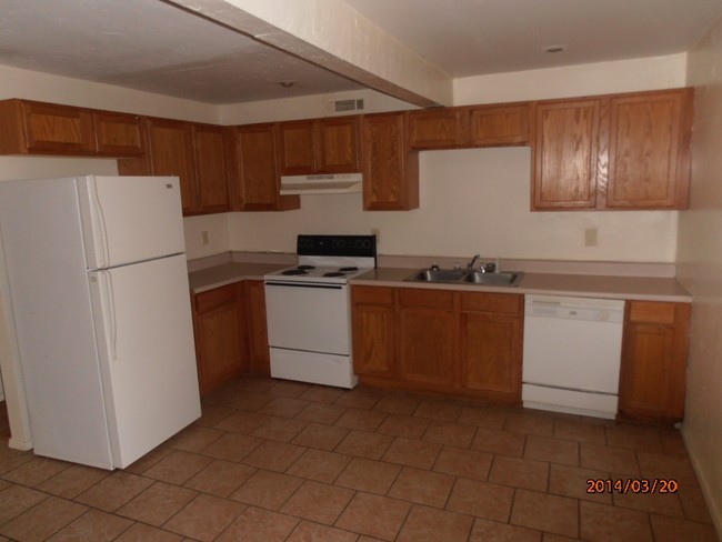 KITCHEN - Lincoln Villa Apartments