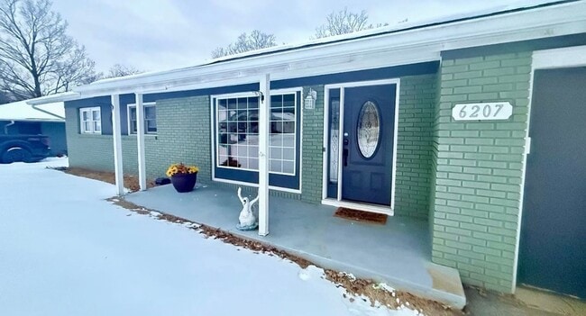 Charming 3-Bedroom Home in Crestwood with a Private Creekside Backyard - Charming 3-Bedroom Home in Crestwood with a Private Creekside Backyard