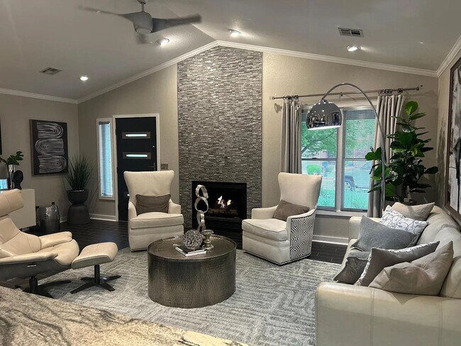 Building Photo - Available August 1st! Beautifully Remodele...