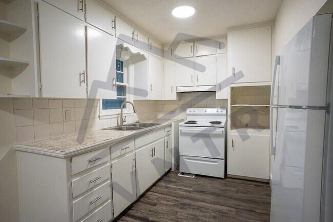 Building Photo - 1921 S Vine St