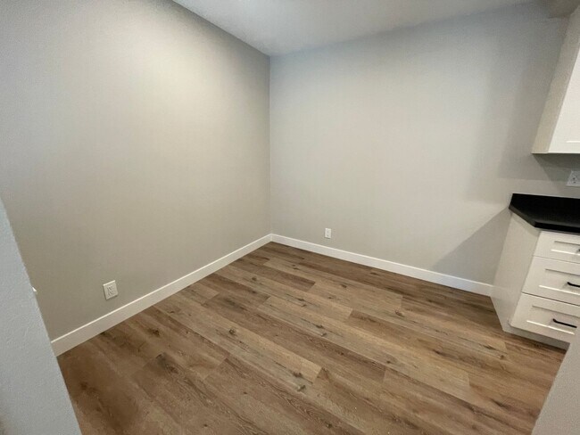 Building Photo - $500 MOVE IN SPECIAL!! RECENTLY REMODELED ...