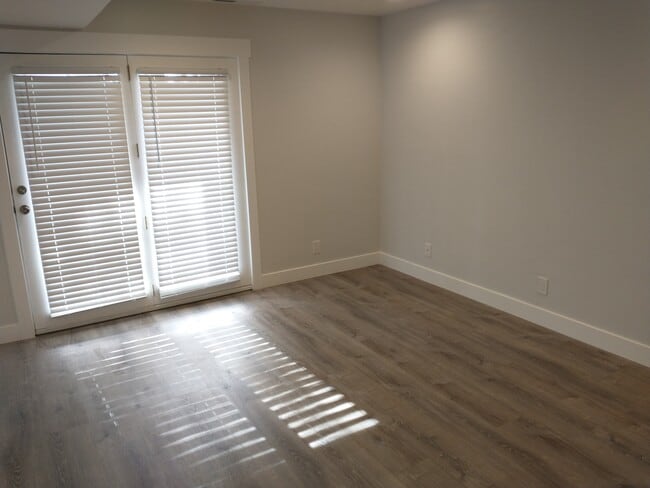 Building Photo - 275 S Valley View Dr