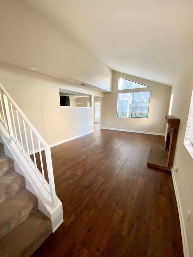 Building Photo - Three Bedroom, 2.5 Bath - Thousand Oaks