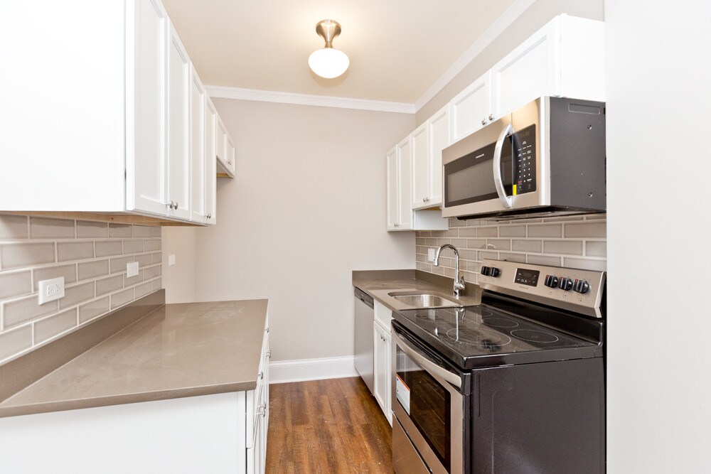 Primary Photo - 817 W Lakeside Pl