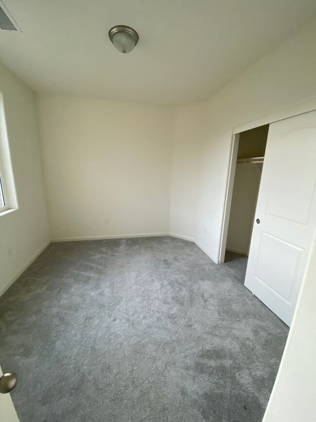 Building Photo - Spacious open and new in Kingsburg
