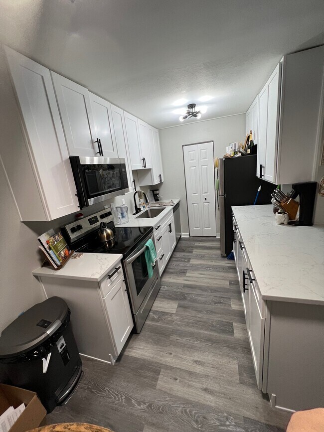 Building Photo - 1400 Golden Cir