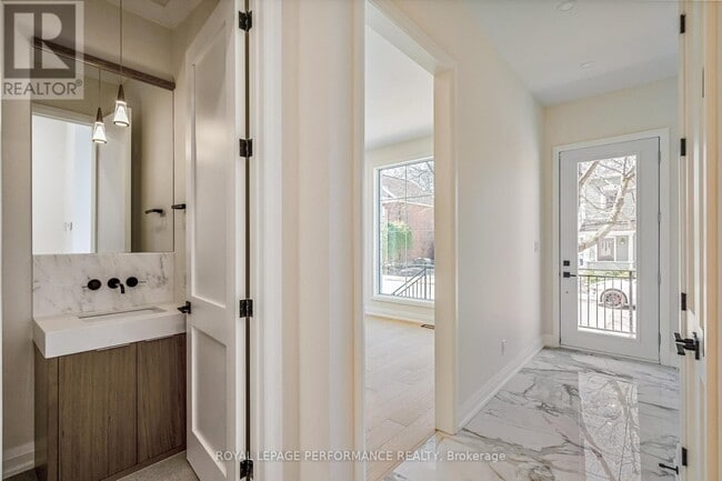 Building Photo - 31 Commanda Wy