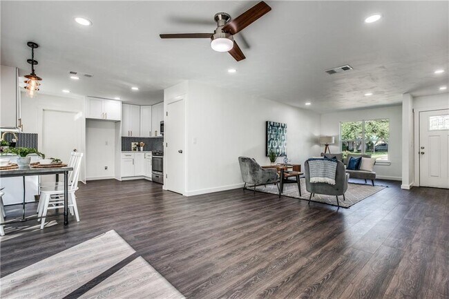 Foto del edificio - 6220 Blarwood Dr