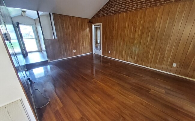 Building Photo - 2121 Redwood St