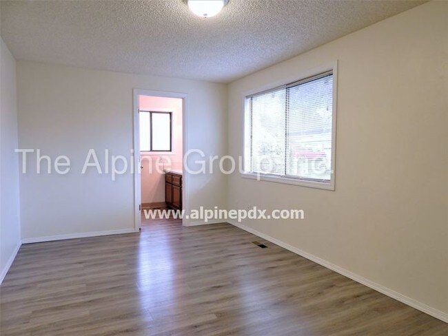Building Photo - 2 Bedrooms, 2 Bathroom Duplex!