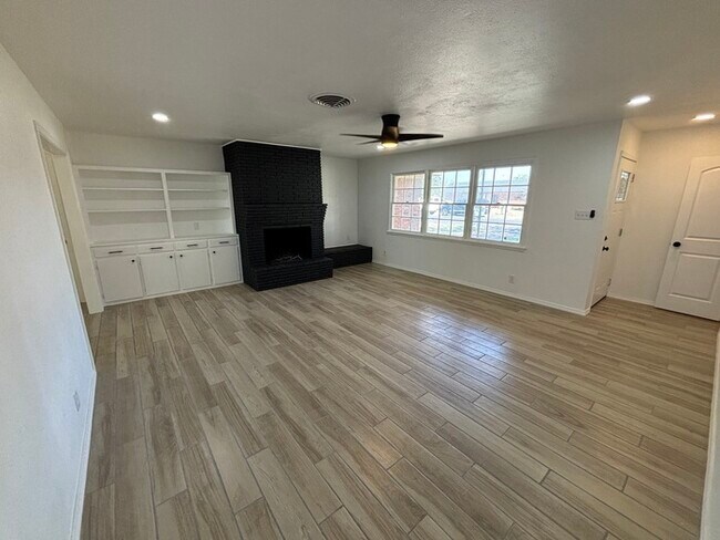 Building Photo - Remodeled 3 bed 2 bath home 1 car garage