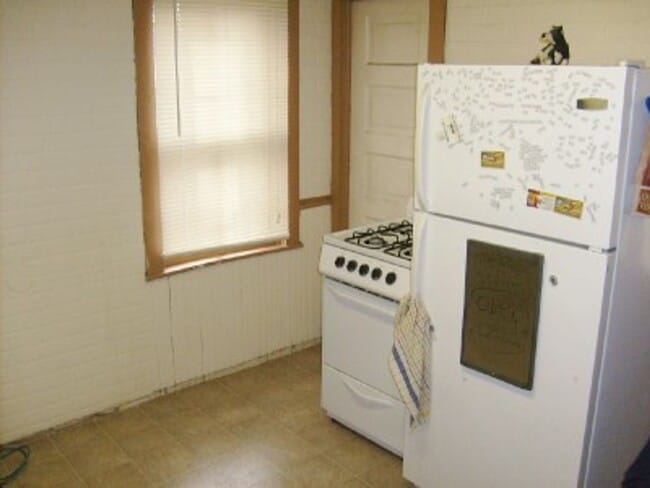 Foto del edificio - Spacious 3-Bedroom House with Parking & Pr...