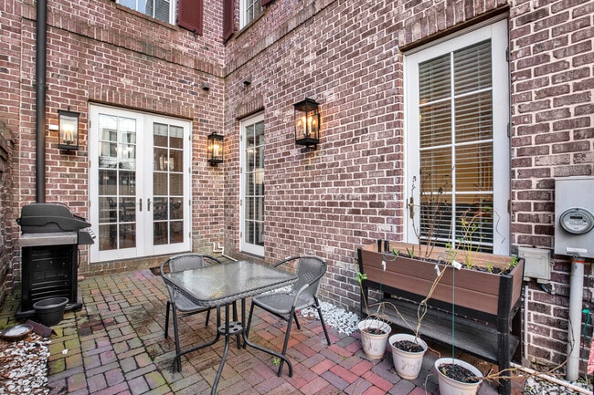 Building Photo - 407 E Hull St