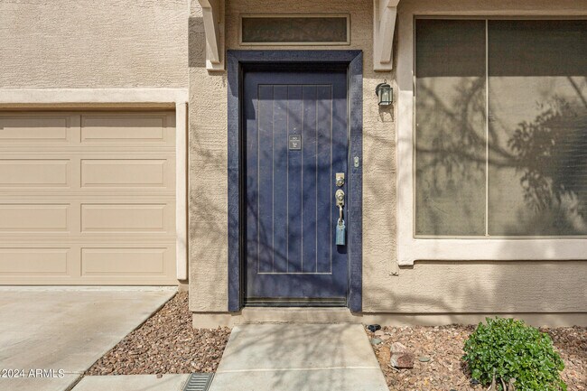 Building Photo - 1019 E Julian Dr