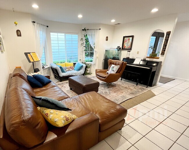 Foto del edificio - Exquisite 4-Bedroom Solar Home in Prime Location with Community Amenities