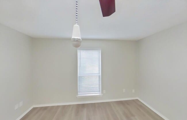 Foto del edificio - AVAILABLE NOW