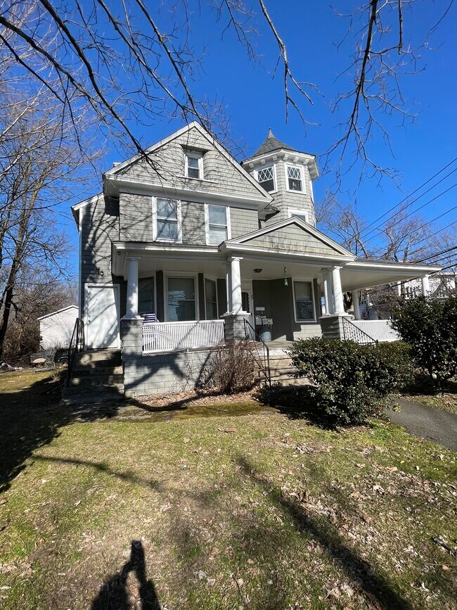 Foto del edificio - 207 Flax Hill Rd