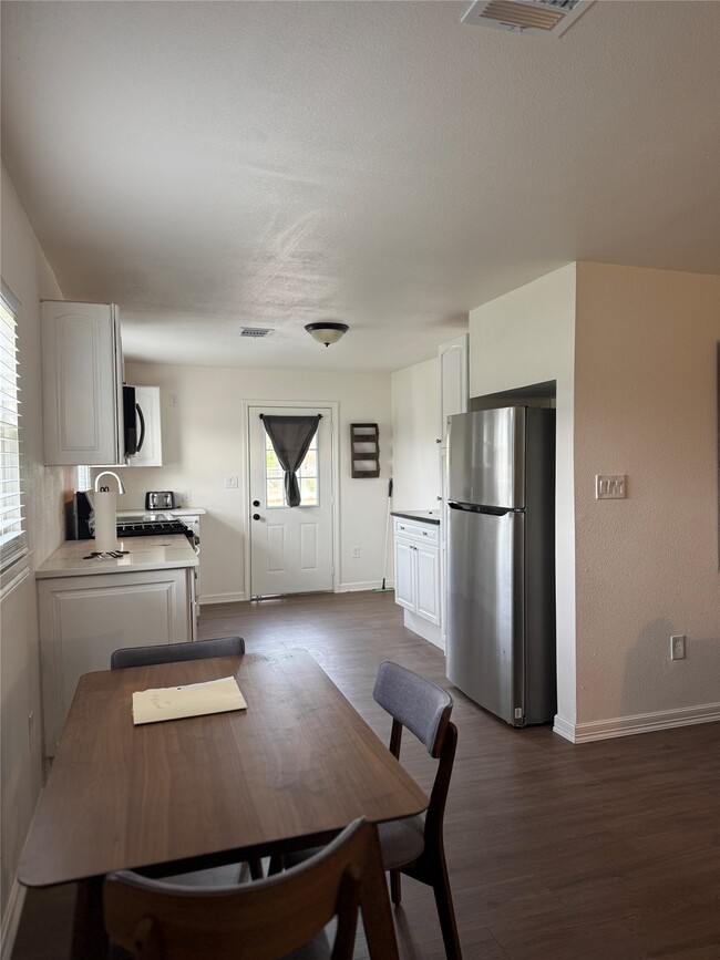 Foto del edificio - 5607 Collins Rd