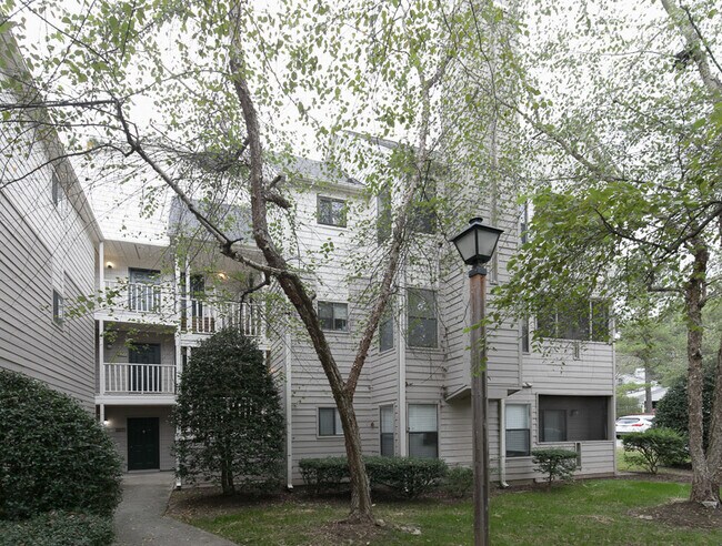 Foto del edificio - Charming Condo with Private Balcony & Stackable Washer/Dryer Near RTP and Southpoint!