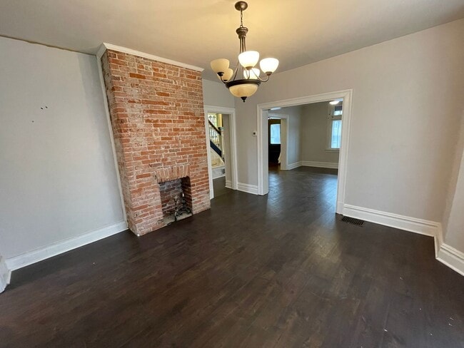 Building Photo - Updated 3 Bedroom home with modern amenities!