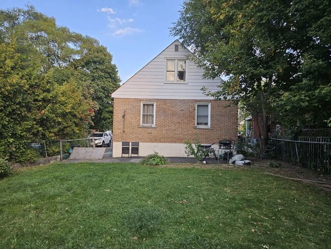 Building Photo - Bright & Comfortable Apartment (2 Bed, 1 B...