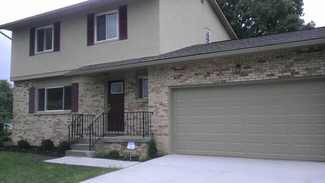Foto del edificio - 4 bdr house with attached garage