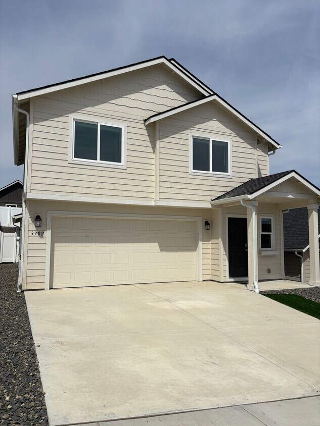 Building Photo - Brand new 3 bedroom/2.5 bathroom ready for move in