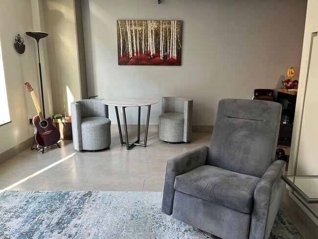 Building Photo - Fantastic Downtown Condo