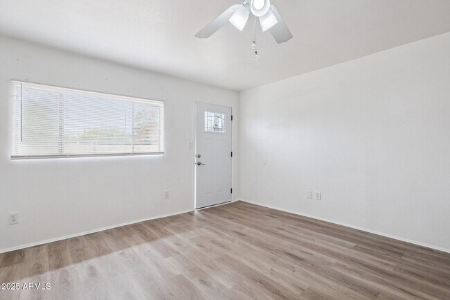 Foto del edificio - 2525 E Willetta St
