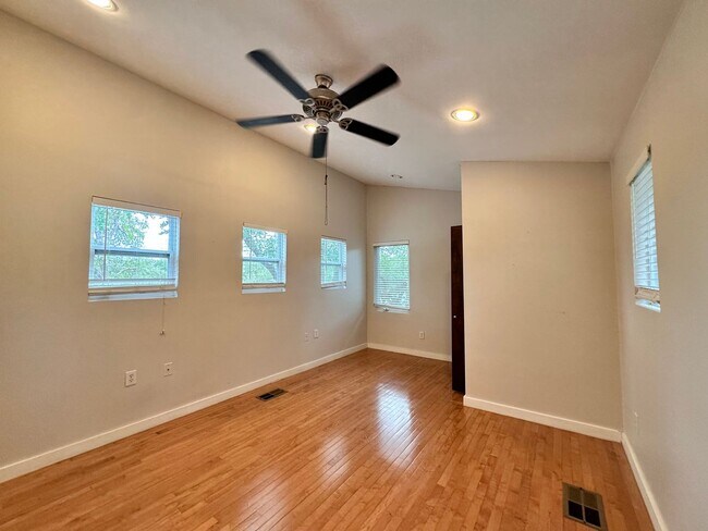 Foto del edificio - AVAILABLE NOW: 3 BD / 3 BA in North Campus