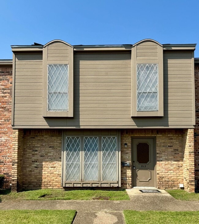 Building Photo - 812 Melrose Dr